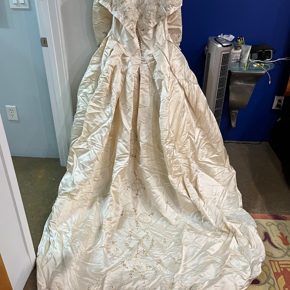 Vintage 90’s Custom 100% Silk bridal Gown by Cynthia C. - Picture 3 of 13